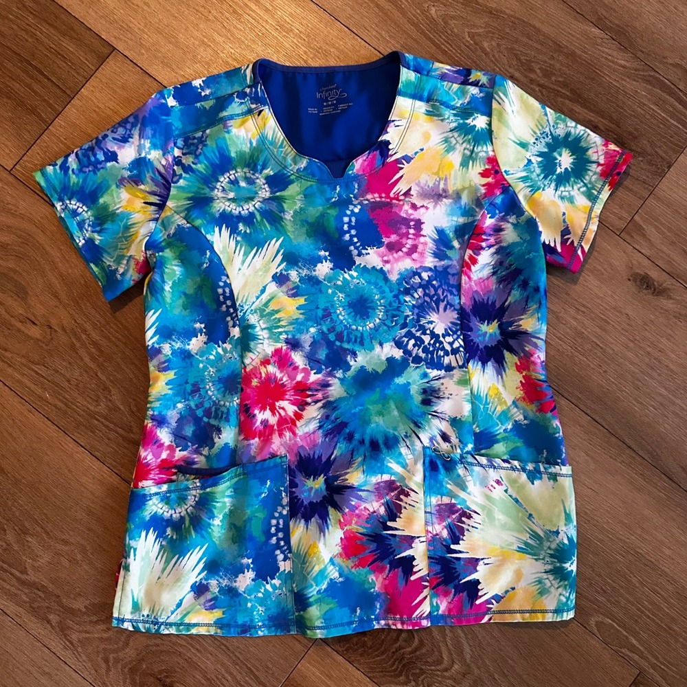 Cherokee Infinity Scrub Top Womens Medium Tie Dye Burst Blue Pink CK609